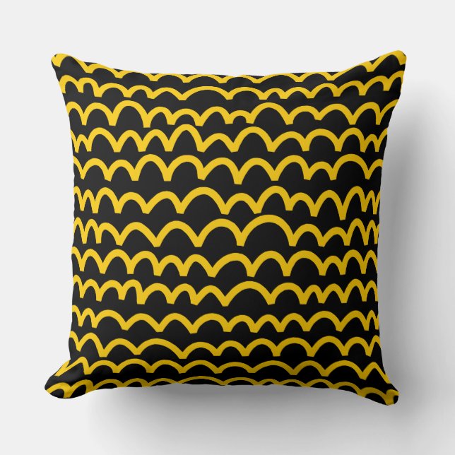 Wavy Pattern - Amber auf Black Kissen (Vorderseite)