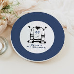 WAYNE Hockey Player Sport Themenjunge Geburtstag Pappteller<br><div class="desc">Auf dieser Geburtstagspapierplatte stehen hockeybezogene Sticks und Jersey mit einer unterhaltsamen Farbe Blau und Weiß. Pair mit allem in der WAYNE Kollektion für einen zusammenhängenden Look.</div>