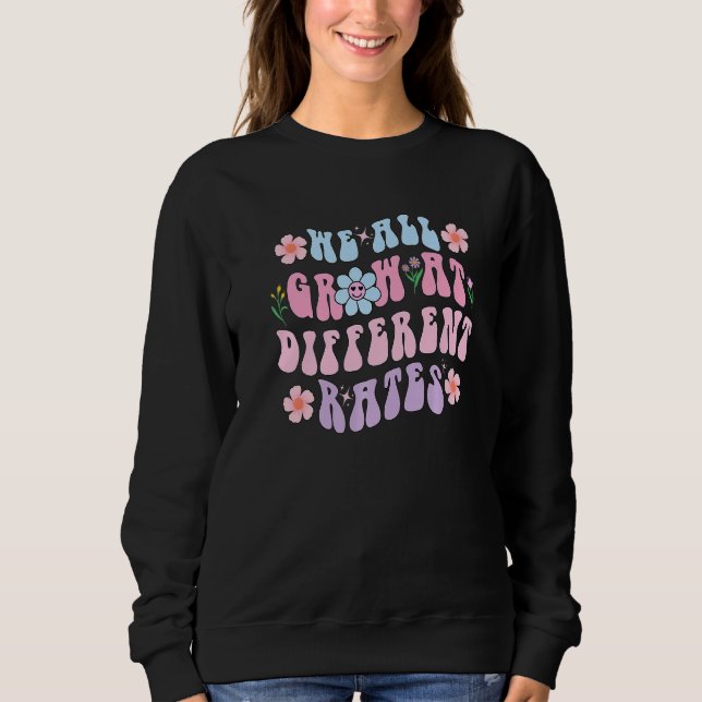 We All Grow At Different Rates SPED Teacher Groovy Sweatshirt (Vorderseite)