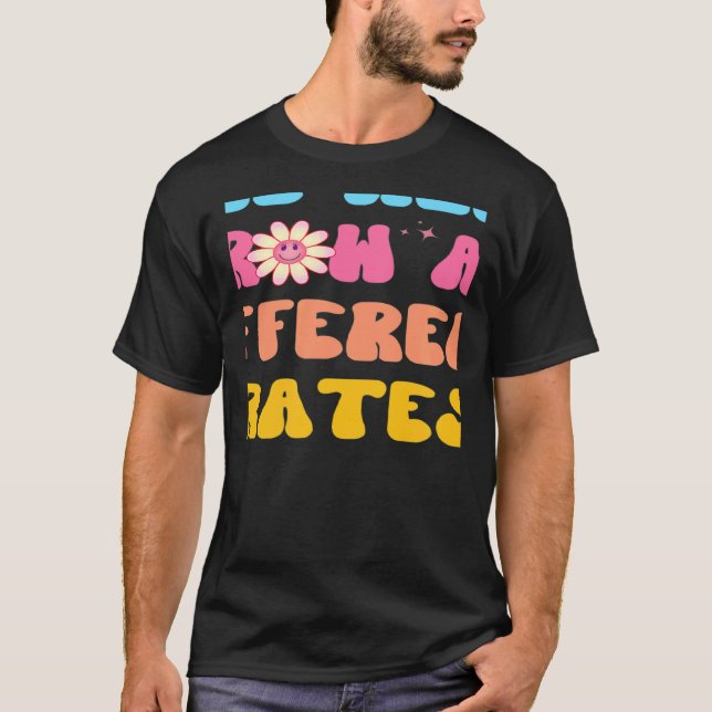 We All Grow At Different Rates SPED Teacher Groovy T-Shirt (Vorderseite)