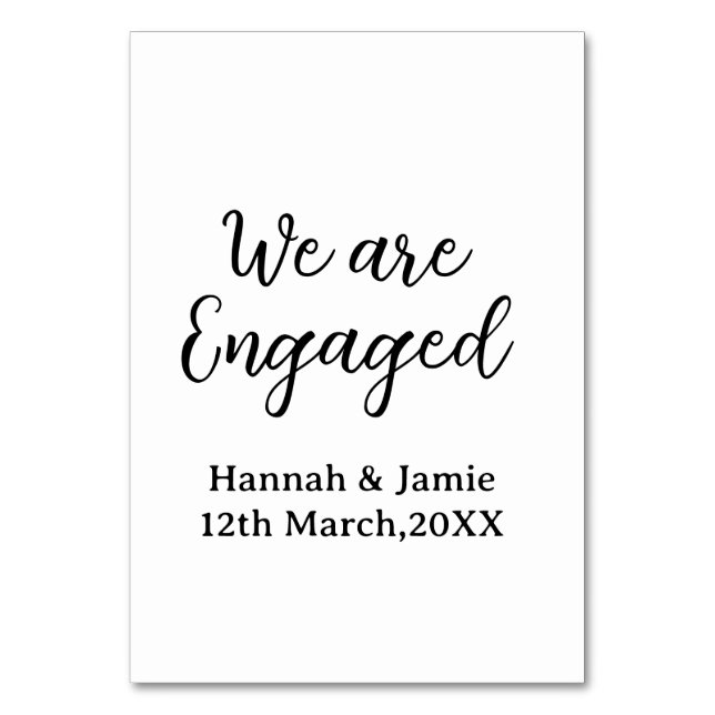 We are Engaged couple name date calligraphystylish Tischnummer (Vorderseite)