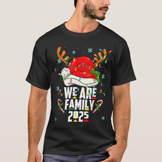 We Are Family 2025 Black Christmas Tree Santa Pjs  T-Shirt (Vorderseite)