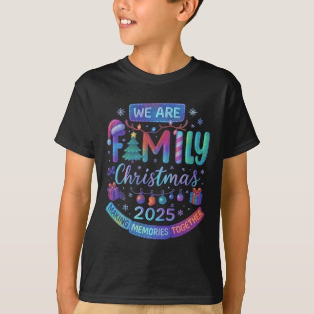 We Are Family Christmas 2025 Making Memorie Togeth T-Shirt (Vorderseite)