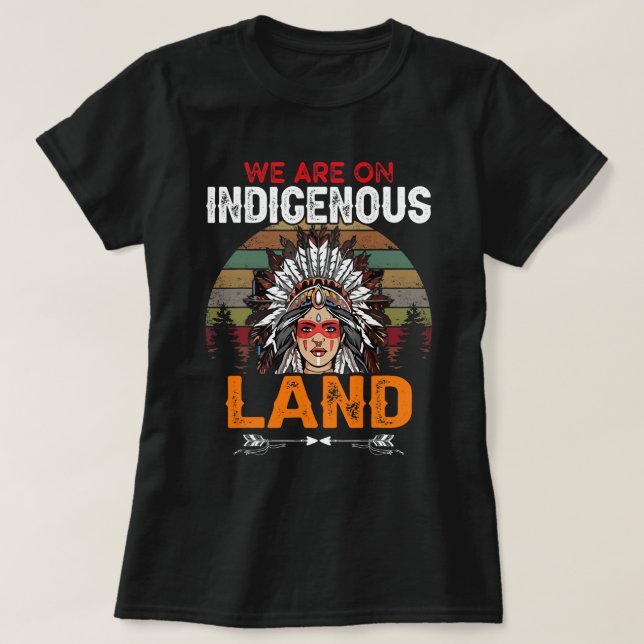 We are on Indigenous Land funny native american In T-Shirt (Design vorne)