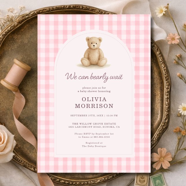 We Can Bearly Wait Pink Gingham Baby Shower Einladung (Von Creator hochgeladen)