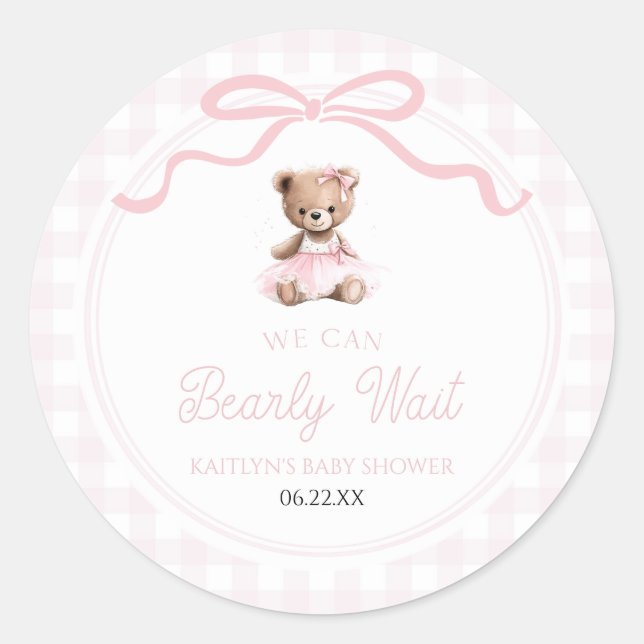 We Can Bearly Wait Pink Teddy Bear Baby Shower Runder Aufkleber (Vorderseite)