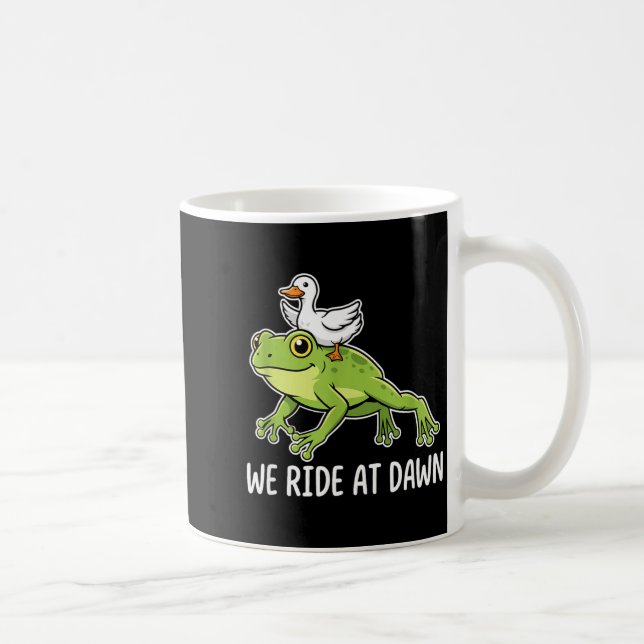 We Ride At Dawn Funny Duck Riding Frog Chaotic Ani Kaffeetasse (Rechts)