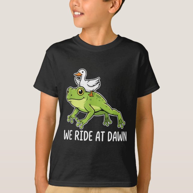 We Ride At Dawn Funny Duck Riding Frog Chaotic Ani T-Shirt (Vorderseite)