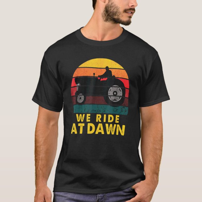 We Ride At Dawn Lawnmower Lawn Mowing Dad Yard T-Shirt (Vorderseite)