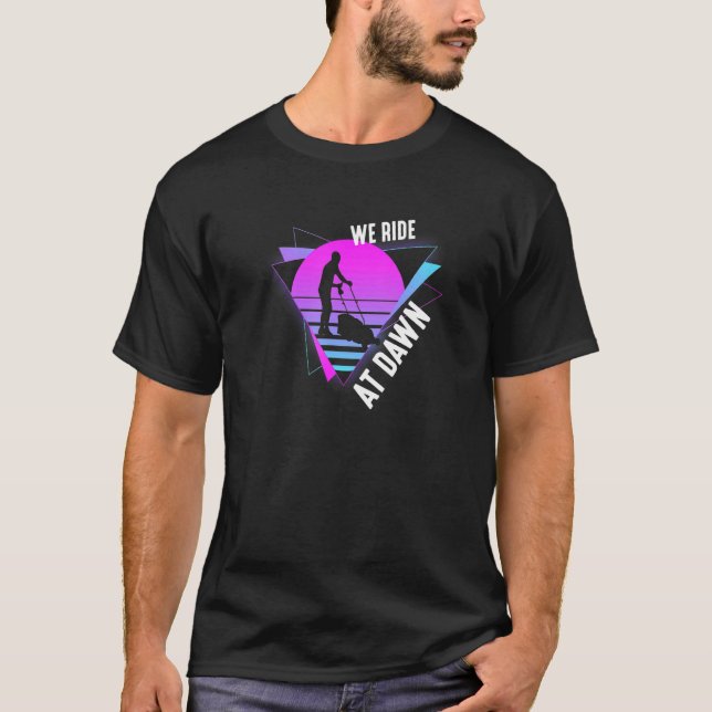 We Ride At Dawn Vaporwave Lawn Mower Gardening Gar T-Shirt (Vorderseite)