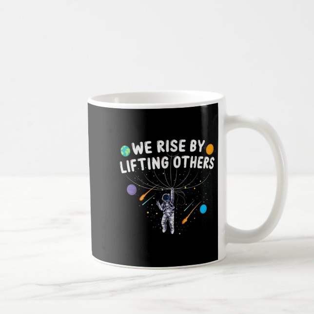 We Rise By Lifting Others Astronaut Sitive Motivat Kaffeetasse (Rechts)