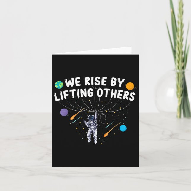 We Rise By Lifting Others Astronaut Sitive Motivat Karte (Vorderseite)