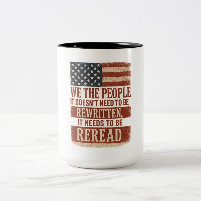 We the People Reread Flag Quote Zweifarbige Tasse (Mittel)