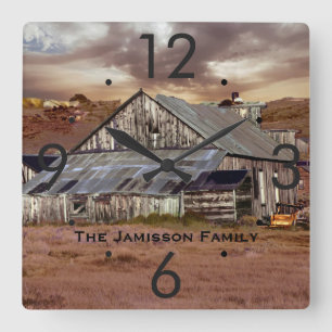 Weathered Barn w/ Storm Clouds Personalized Clock Quadratische Wanduhr