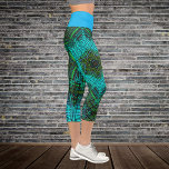 Weave Mandala Blue und Green Capri Leggings<br><div class="desc">Diese trendige Mandala ist blau und grün in einem Korbflechtstil. Psychedelische Visuals für den modernen Hippie oder für alle,  die Lieben groovy Farben.</div>