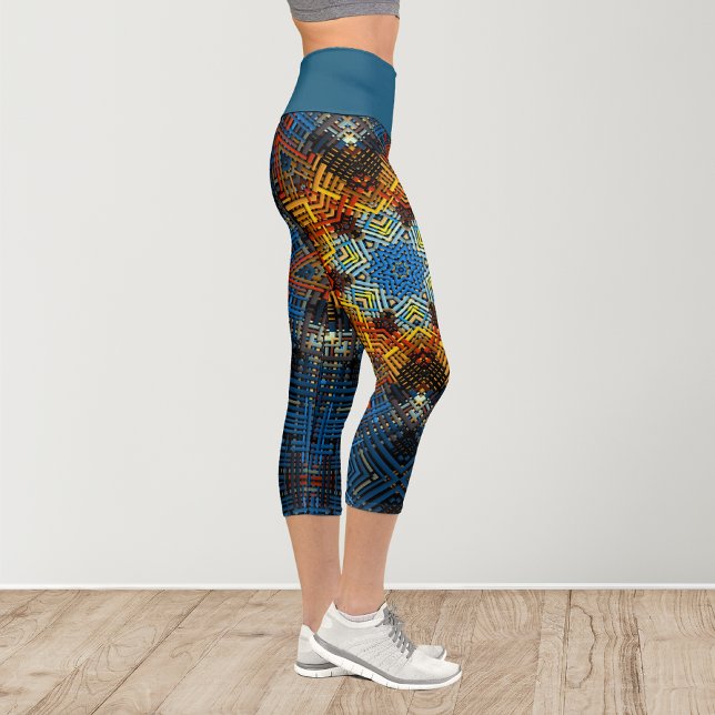 Weave Mandala Blue Yellow und Red Capri Leggings (Von Creator hochgeladen)