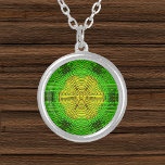 Weave Mandala Gelb und Grün Versilberte Kette<br><div class="desc">Diese trendige Mandala ist gelb und grün in einem Korbgeflecht-Stil. Psychedelische Visuals für den modernen Hippie oder für alle,  die Lieben groovy Farben.</div>