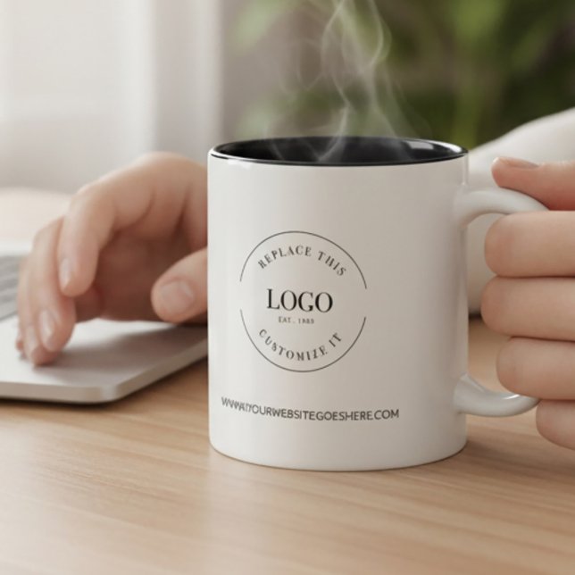 Website für das Firmenlogo Schwarz-weiß Zweifarbige Tasse (Custom business logo and website branded mug.)