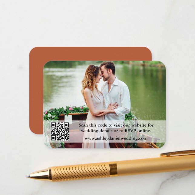 Website für Hochzeiten QR Overlay Foto Terracotta Begleitkarte (Vorderseite/Rückseite Beispiel)