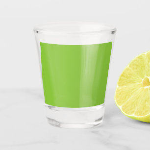 Website mit grünem Hintergrund und weißer Grenze Schnapsglas