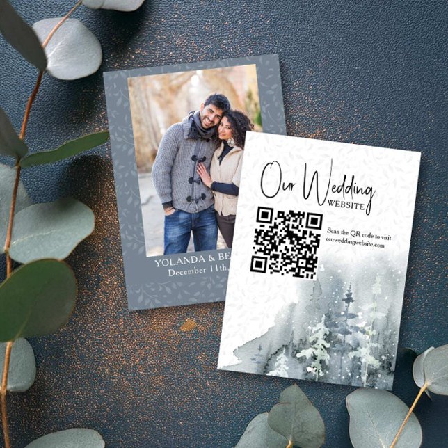 Website QR-Code für Snow Forest Winter Wedding Begleitkarte (Wedding Website Card with photo and qr code from the Snow Forest wedding collection by Darling & May)