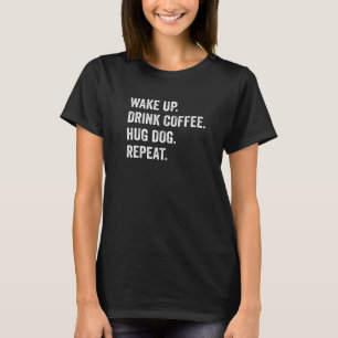 Weck den Kaffee trinken Hund Hunde wiederholen Hun T-Shirt