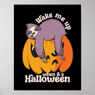 Weck mir, es ist Halloween Funny Sleeping Sloth Poster