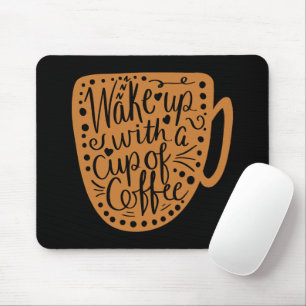 Weck mit einer Tasse Kaffee auf Mousepad