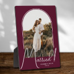 Wedding Arch Foto Burgundy Fotoplatte<br><div class="desc">Ein besonderer Sake zeigt Ihr Foto in einem eleganten Bogen-Design mit dem Text "Verheiratet" in schicken Texten, Ihren Namen und das Hochzeitstermin auf bordeauxrotem Hintergrund. Ein wunderschönes Geschenk für Ihre Familie und ein fantastisches Gedächtnis, das Sie auf Ihrer eigenen Zuhause ausstellen können. HINTERGRUND Farbe kann geändert werden! MEHR FARBEN in...</div>
