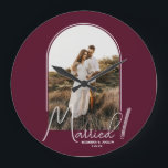 Wedding Arch Foto Burgundy Große Wanduhr<br><div class="desc">Ein besonderer Keepake zeigt Ihr Foto in einem eleganten Bogendesign mit dem Text "Verheiratet" in schicken Schriften, Ihren Namen und das Hochzeitstermin auf bordeauxrotem Hintergrund kleine oder große Wanduhr. Ein wunderschönes Geschenk für Ihre Familie und ein fantastisches Gedächtnis, das Sie auf Ihrer eigenen Zuhause ausstellen können. HINTERGRUND Farbe kann geändert...</div>