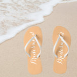 Wedding Bridesmaid Trendy Peach Flip Flops<br><div class="desc">Geschenke deinen Hochzeitsjungfrauen mit diesen stylischen Bräunungszetteln,  zusammen mit einem weißen,  stilisierten Skript,  das eine trendige Pfirsichfarbe ist,  um dein ähnliches Hochzeitsfarbschema zu ergänzen. Wählen Sie die Größe des Fußes zusammen mit anderen Optionen. Sie können Ihre Flip-Flops anpassen,  um die Farbe an Ihre Wünsche anzupassen.</div>