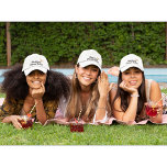 Wedding Dream Team, Bridge, Junggeselinnen-Abschie Bestickte Baseballkappe<br><div class="desc">Unser Baseball-Cap "Wedding Dream Team" ist ein tolles Accessoire für Hochzeitsjungfrauen, die sich einen Junggeselinnen-Abschied, ein Brautparty oder einfach nur einen sonnigen Tag unter Freunden gönnen. Das Design zeichnet sich durch eine einfache, minimalistische "Wedding Dream Team"-Typografie und eine Illustration zweier Hochzeitsringe aus, die mit einem roten Herz in der Mitte...</div>