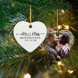 Wedding Heart Arrows Mr. Mrs. Newlywed Foto Keramik Ornament<br><div class="desc">Heiratspfeile Mr. und Mrs. Newlywed Verlobung Foto Ornaments personalisiert mit Ihrem Nachnamen,  Hochzeitstermin und Foto! Einfach für Hochzeiten,  Jubiläen,  Weihnachten,  Verlobung,  etc. zu gestalten. Bitte kontaktieren Sie uns unter cedarandstring@gmail.com ,  wenn Sie Hilfe beim Design oder den passenden Produkten benötigen.</div>