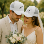Wedding Monogram Elegant Einfach Minimalistisch Truckerkappe<br><div class="desc">Ein einfacher Hochzeitsmonogramm Hut mit klassischer traditioneller Typografie in schwarz in einem eleganten Stil. Der Text lässt sich einfach mit Ihren Namen für das perfekt personalisierte Design anpassen!</div>