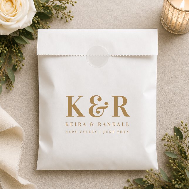 Wedding Monogram Minimalistisch Simple Gold and Wh Geschenktütchen (Personalized paper favor bag with wedding monogram, couple names, date, and venue details.)