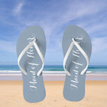 Wedding Trauzeugin Trendy Dusty Blue Flip Flops<br><div class="desc">Gönnen Sie Ihren Hochzeitsjungfrauen diese stilvollen Trauzeuginnen-Flip-Flops,  die eine trendige,  staubblaue Farbe mit weißem,  stilisiertem Drehbuch haben,  um Ihr ähnliches Hochzeitsfarbschema zu ergänzen. Wählen Sie die Größe des Fußes zusammen mit anderen Optionen. Sie können Ihre Flip-Flops anpassen,  um die Farbe an Ihre Wünsche anzupassen.</div>