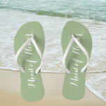 Wedding Trauzeugin Trendy Sage Green Flip Flops<br><div class="desc">Gönnen Sie Ihren Hochzeitsjungfrauen diese stilvollen Flip-Flops in Trauzeugin,  die eine trendige,  schlaue grüne Farbe mit weißem,  stilisiertem Drehbuch haben,  um Ihr ähnliches Hochzeitsfarbschema zu ergänzen. Wählen Sie die Größe des Fußes zusammen mit anderen Optionen. Sie können Ihre Flip-Flops anpassen,  um die Farbe an Ihre Wünsche anzupassen.</div>