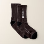 Wedding Usher Personalisiert Socken<br><div class="desc">Dress die Männer deiner Hochzeitsfeier mit personalisierten Socken koordinieren. Sie können diese Souvenir-Sake "Usher" Socken mit Ihren Vornamen und Hochzeitsdatum in weißer Typografie vor einem schwarzen Hintergrund personalisieren.</div>