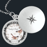 Wedding Vintag Chickadees Jubiläumsnecklace Medaillon<br><div class="desc">Wedding Keepake Wedding Party Necklaces - um die Hintergrundfarbe zu ändern - klicken Sie auf anpassen - klicken Sie auf Bearbeiten - wählen Sie das letzte Tool aus dem Drop-Down-Menü und wählen Sie eine der angezeigten Farben aus oder geben Sie Ihren RGB-Hex-Code für Ihre Hochzeitfarbe ein. Um die Schriftart-Farbe zu...</div>