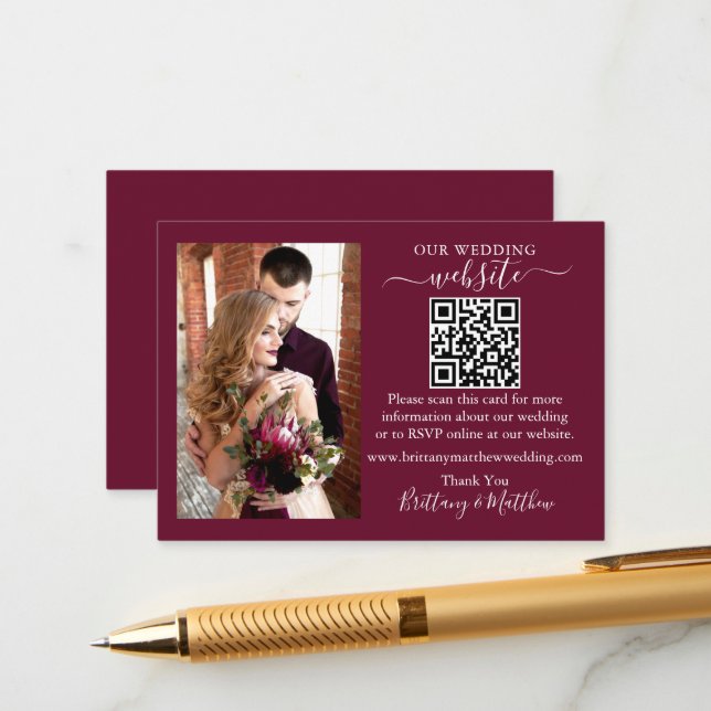 Wedding Website Minimalistisch QR Foto Burgundy Begleitkarte (Vorderseite/Rückseite Beispiel)