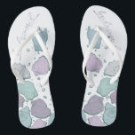 WEDING SHOES | Modern Seashells Lilac Dusty Blue Flip Flops<br><div class="desc">Niedliches dusty blue und plum lilac seashell design. Handgeschriebene Kalligraphie, die Bräunungsmaid sagt - perfekt für die Brautjungfrau, die am Strand für eine Hochzeitsfeier am Strand anzieht. Design erstellt für TheBarefootBride™ durch © WhimsicalArtwork™. Das ist Teil einer Sammlung von Hochzeitsartikeln mit passendem Hochzeitszubehör, Babydusche und anderen Veranstaltungsartikeln. Kontaktieren Sie uns,...</div>