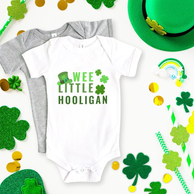 Wee Little Hooligan St. Patrick's Day Green Clover Baby Strampler (Von Creator hochgeladen)