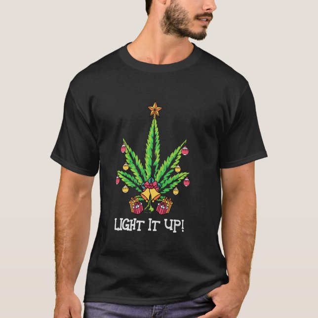 Weed Christmas Tree Lights It Up Pun Spaß Stoner T-Shirt (Vorderseite)