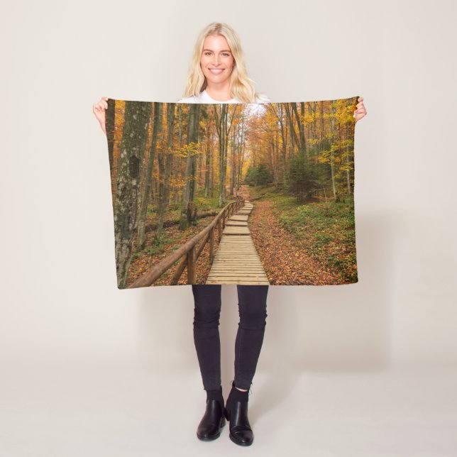 Weg durch den Herbstwald. Fleecedecke (Beispiel)