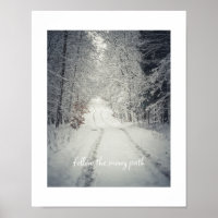 Weg durch einen schneebedeckten Winterwald