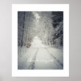 Weg durch einen schneebedeckten Winterwald Poster