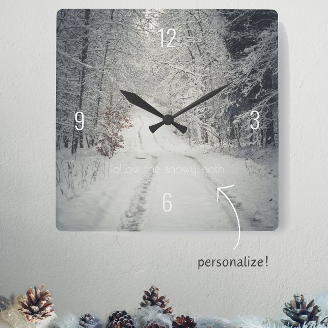 Weg durch einen schneebedeckten Winterwald Quadratische Wanduhr (Von Creator hochgeladen)