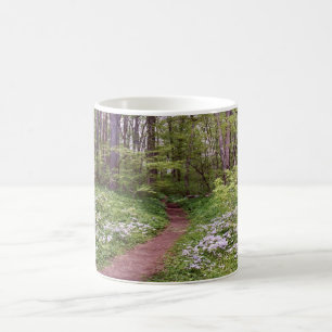 Weg durch Wildblumen Tasse