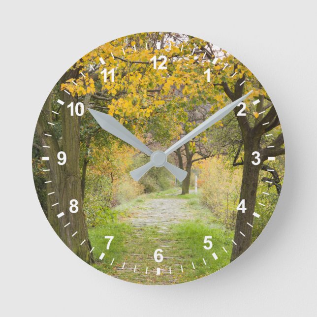 Weg im Herbst Runde Wanduhr (Vorderseite)