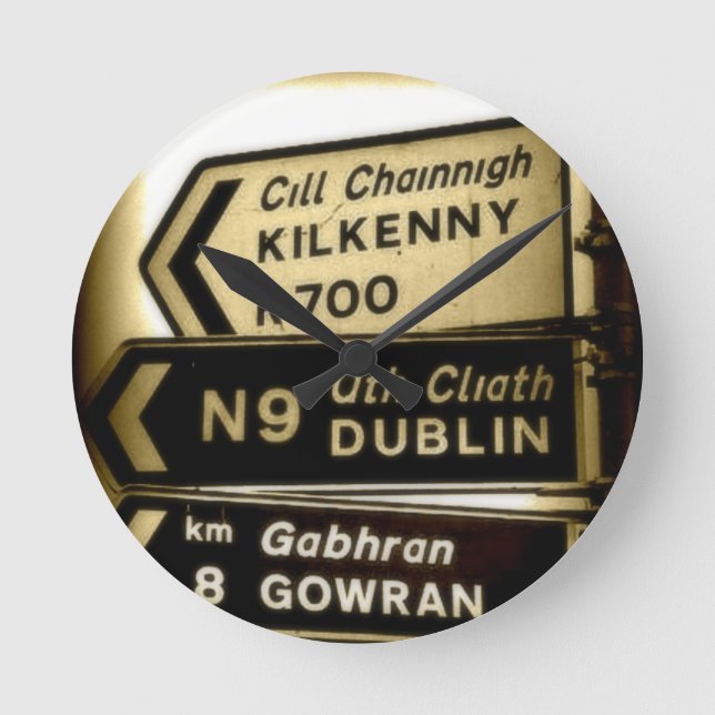 Wegweiser für Irland Runde Wanduhr (Vorderseite)